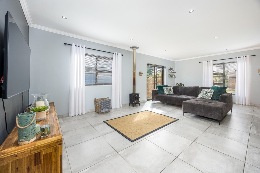 4 Bedroom Property for Sale in Uitzicht Western Cape